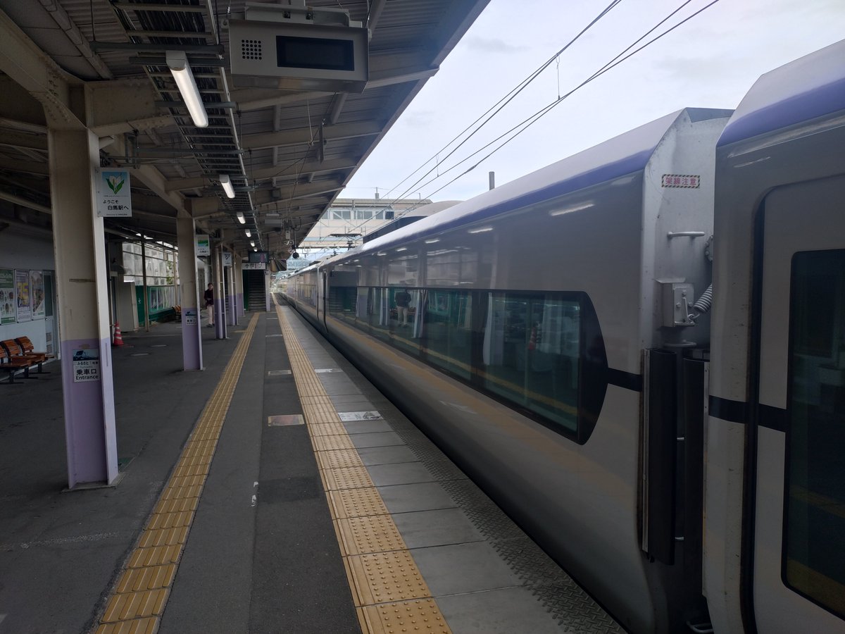 MikeyShu's tweet photo. ใครที่อยากไปฮาคูบะ จาก โตเกียวแบบง่ายๆ ต้องขึ้นรถไฟขบวนนี้เลย 🇯🇵

รถไฟขบวนด่วนพิเศษ ที่วิ่งตรงจากชินจูกุไปยังฮาคุบะ มี วันละ 1 เที่ยว ชื่อ Azusa 
สถานีต้นทาง-ปลายทาง: สถานีชินจูกุ 

ขาไปออกจาก Shinjuku: 08:00 น. ถึง Hakuba: 11:40 น.  

ขากลับ ออกจาก Hakuba เวลา 13:43 น. ถึง Shinjuku เวลา 17:26 น.

ใช้เวลาเดินทางประมาณ 3 ชั่วโมง 40 นาที รถไฟขบวนนี้เป็นแบบ จองที่นั่งล่วงหน้าทั้งหมดเท่านั้น

ค่าโดยสาร ประมาณ 8,270 เยน ใช้บัตร JR Pass ได้ตามเงื่อนไขสาย JR East

⚠️ ฤดูหนาว จะเต็มเร็วมาก