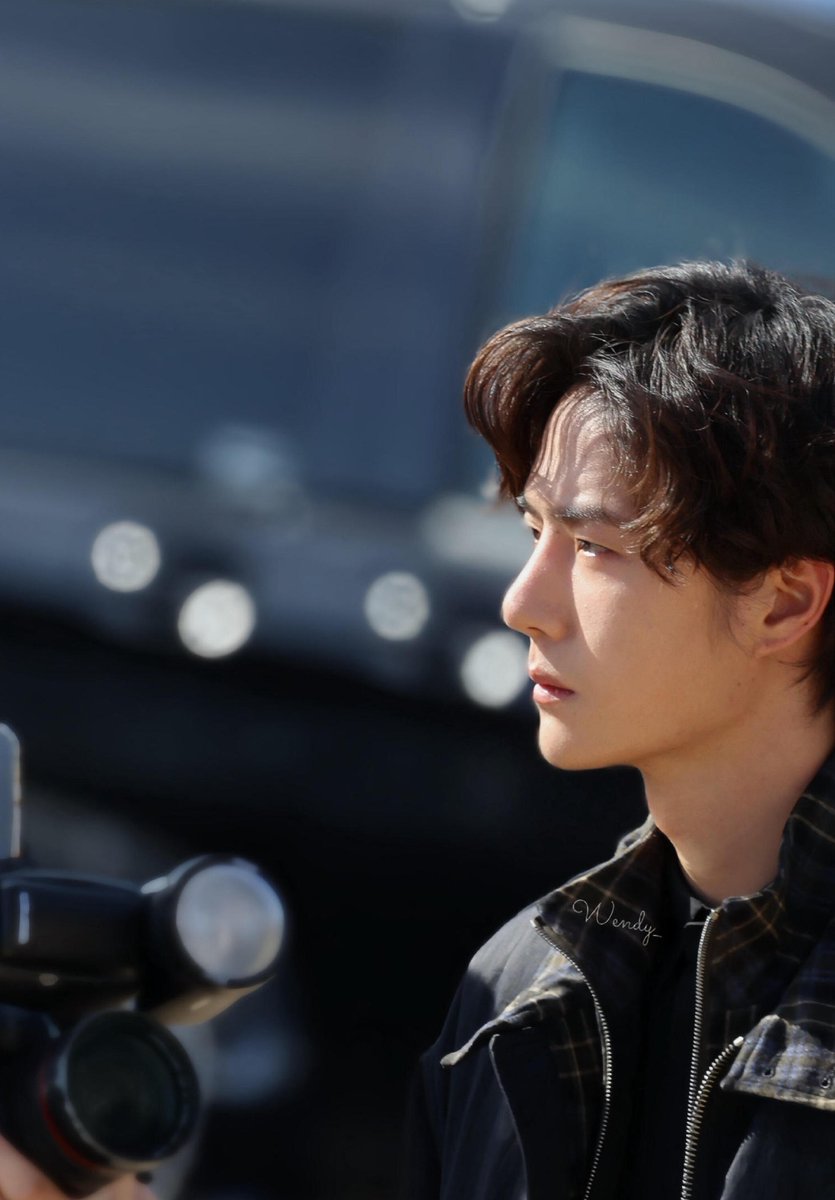 maapaadubu's tweet photo. 오늘 로에베 쇼 현장 도착했을 때
이보 새로운 사진 너무 잘생겼어!!  😍

https://t.co/LDcsdfVFn6
丹的美好

WANG YIBO LOEWE PFW SS27 
#WangYiboxLoeweFW27
#PFW #WangYiboxLoewe https://t.co/oGBJTKcf4V