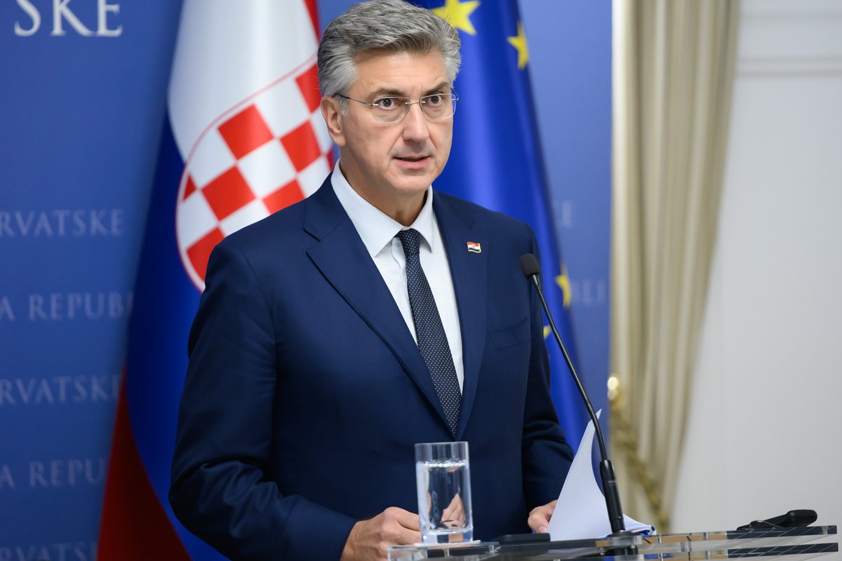 VladaRH's tweet photo. Zadovoljni smo i suradnjom u području energetike. Od posljednjeg zajedničkog posjeta Krku, Hrvatska je podigla kapacitete svojeg LNG terminala na 6,1 milijardu kubičnih metara plina godišnje. Velike investicije iz instrumenta #RePowerEU uložene su u nove plinovode. Na taj način Krk bolje povezujemo s Mađarskom, Slovenijom, Austrijom i Bavarskom. Spomenuli smo i plan za izgradnju Južne plinske interkonekcije s BiH. Sve to Hrvatsku čini itekako značajnom na energetskim čvorištima ovog dijela Europe.