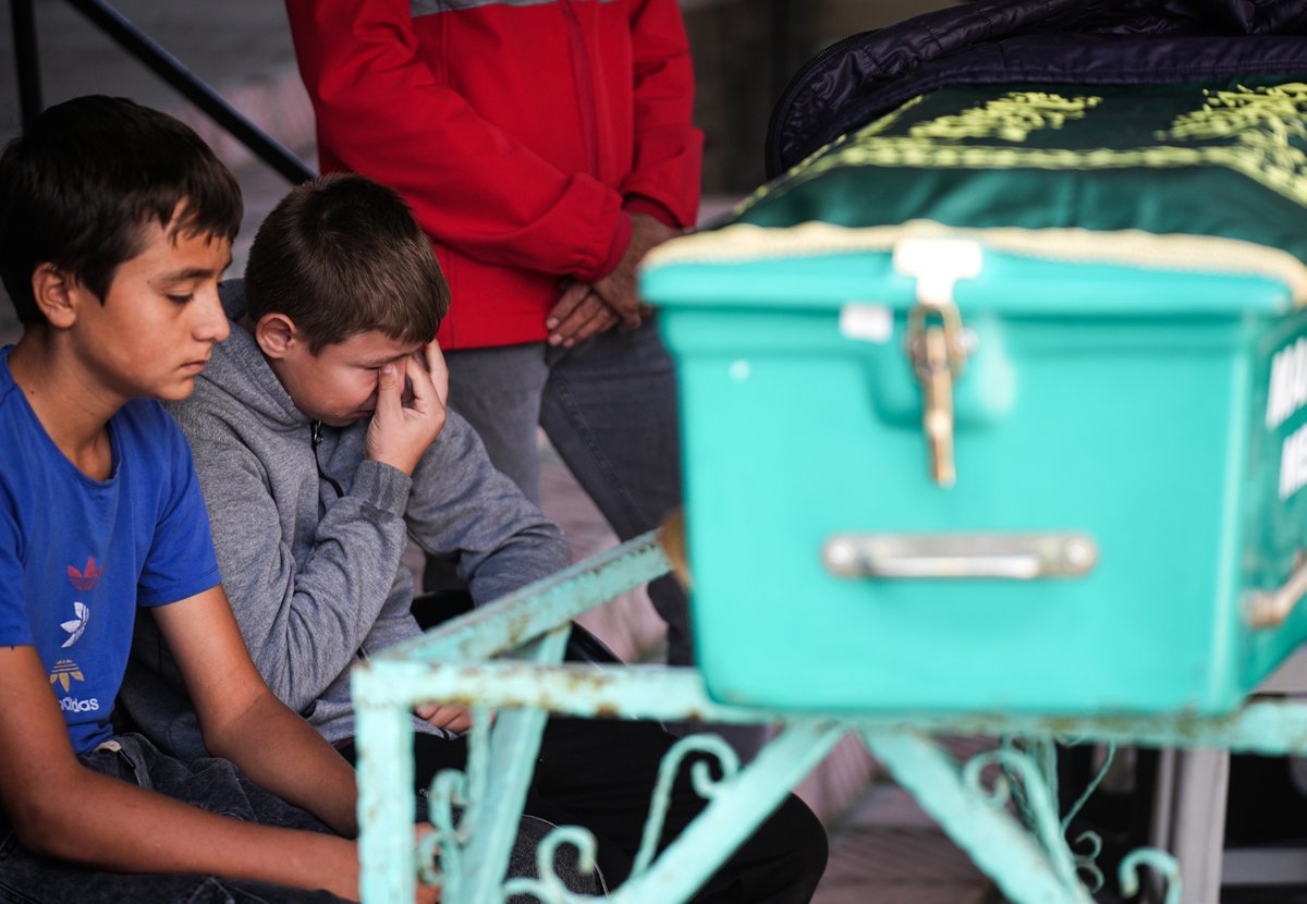 evrenselgzt's tweet photo. Soma'da İmbat Madencilik'e ait ocakta dün yaşanan iş cinayetinde katledilen madencileri binler uğurladı

Kerim Ören'in oğlu Yaşar Ören, babasının tabutunun başından ayrılmadı

📷Mahmut Serdar Alakuş/AA

https://t.co/Rha1Y8kG50 https://t.co/nXm19Fqmt9