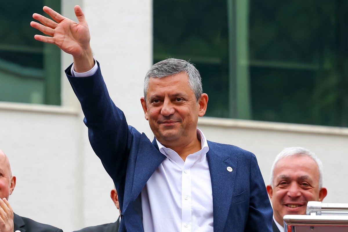 YeniPartiFoto's tweet photo. YENİ Parti Genel Başkanı Özgür Özel, Milli İrade Meydanı’nda düzenlenen Artvin Mitinginde konuştu. https://t.co/pIGBSBJB7f