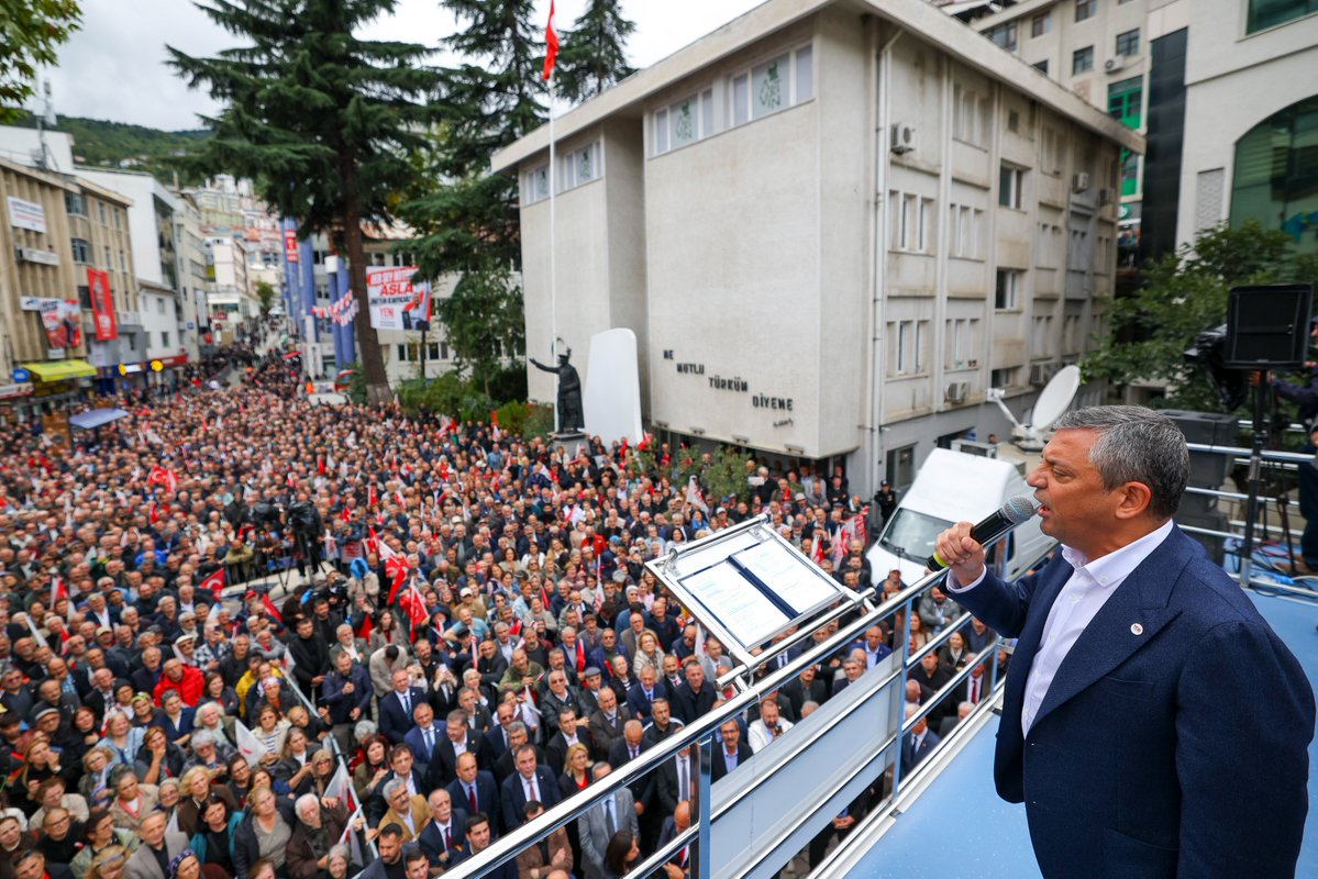 YeniPartiFoto's tweet photo. YENİ Parti Genel Başkanı Özgür Özel, Milli İrade Meydanı’nda düzenlenen Artvin Mitinginde konuştu. https://t.co/pIGBSBJB7f