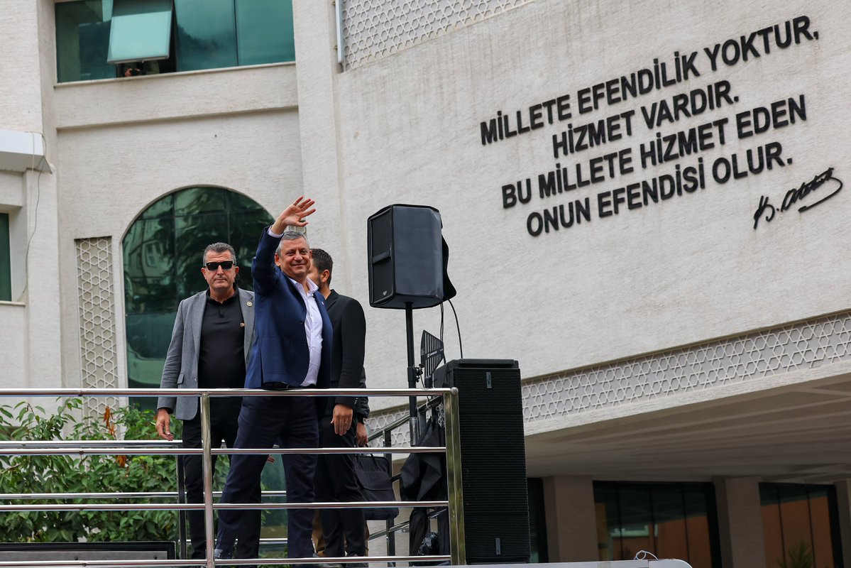 YeniPartiFoto's tweet photo. YENİ Parti Genel Başkanı Özgür Özel, Milli İrade Meydanı’nda düzenlenen Artvin Mitinginde konuştu. https://t.co/pIGBSBJB7f
