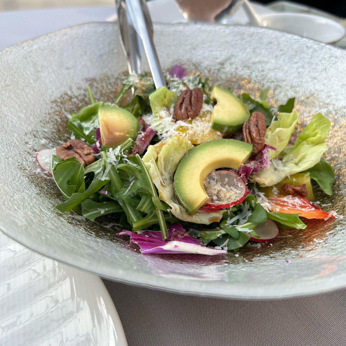 Flowersnm42l's tweet photo. [Hoy almuerzo de ensalada fresca con aguacate y un café pequeo, ligero y rico para seguir el día!]， https://t.co/AEyB4TTRk4