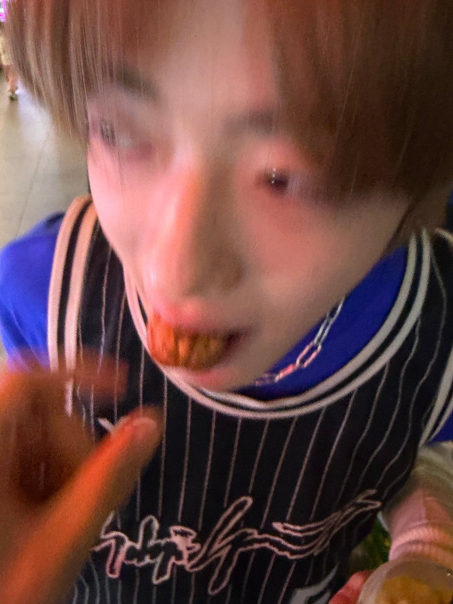 sanghteon's tweet photo. junseo send a pic of sanghyeon on his pluschat! madmakz are so cute 😭

🦊 : i fed him the walnut cookie because his 2 hands were full https://t.co/3YAXFkdH8T