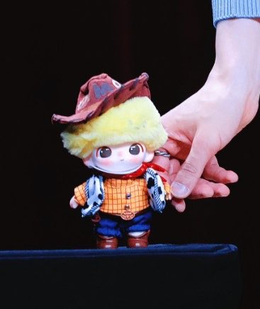 EVAN01ACE's tweet photo. he holds dimoo’s hand 😭😭 so freaking cute https://t.co/uZ68eYd2Nn