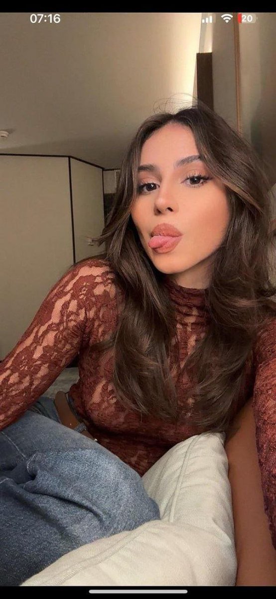 Queenfacx's tweet photo. Venez raquer et vous mettre a genoux pour votre reine 
#moneyslave #domination
#catfish https://t.co/Cbx4VNL8d1