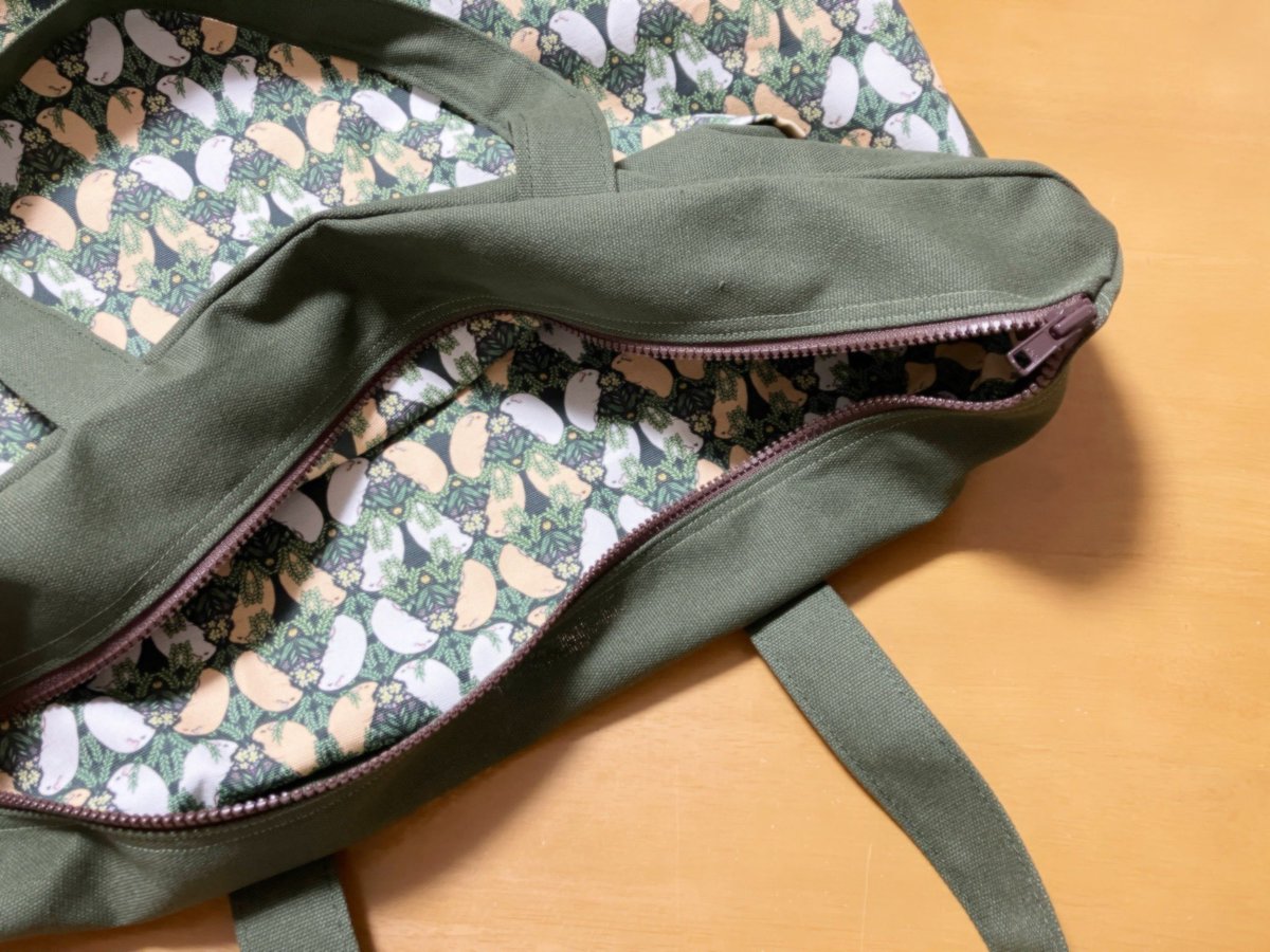 moruhiro's tweet photo. 👜人気のBIG bag
口を閉じられるようにして欲しいとのリクエストがありましたのでファスナーを付けました
閉じられるようになると内布が見えなくなるので外ポケットもモル柄にしてます☺️
こちらは布とファスナー分でお値段が上がりますので、ファスナーなしのいつものやつも持っていきます🫶
#モルぷい https://t.co/MKliumPeC3