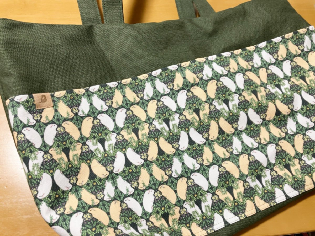 moruhiro's tweet photo. 👜人気のBIG bag
口を閉じられるようにして欲しいとのリクエストがありましたのでファスナーを付けました
閉じられるようになると内布が見えなくなるので外ポケットもモル柄にしてます☺️
こちらは布とファスナー分でお値段が上がりますので、ファスナーなしのいつものやつも持っていきます🫶
#モルぷい https://t.co/MKliumPeC3