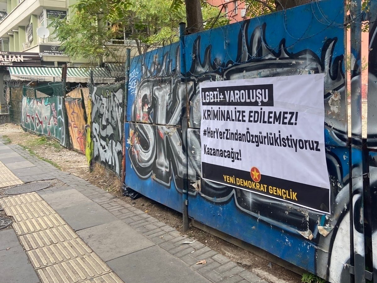 ydgiletisim's tweet photo. *Ankara 

Son yıllarda sistematik şekilde  LGBTİ+lar üzerinden üretilmeye çalışılan korku ve nefret duvarlarını örgütlü mücadelemiz ile yıkacağız! Operasyonlar ile tutsak edilen tüm lubunyaların yanındayız.🏳️‍🌈🏳️‍⚧️

Tutsak Lubunyalara Özgürlük!
Bijî Berxwedana Lubunya! https://t.co/cbAOSzp05b