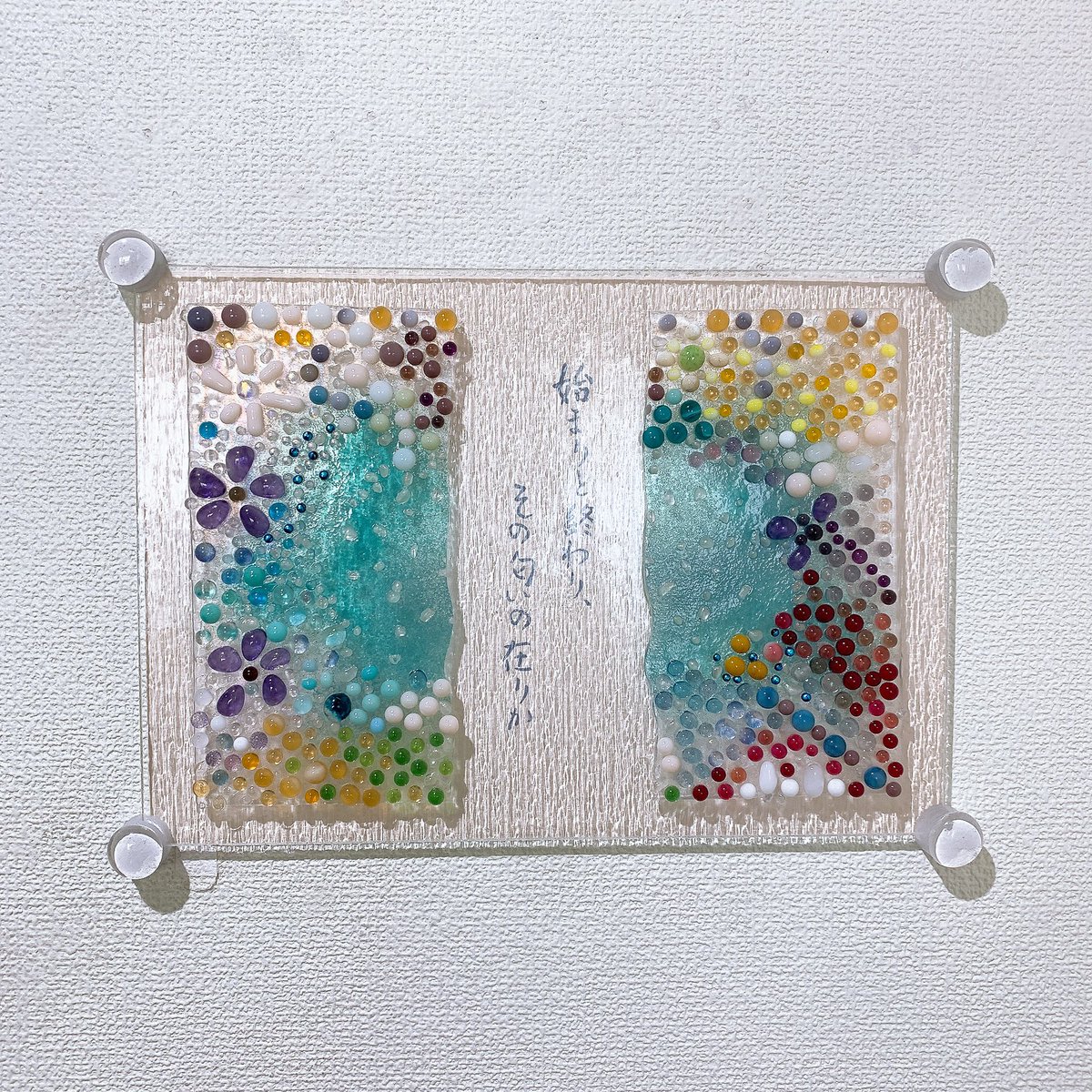 OdpZjf's tweet photo. 島崎弥佳子さんの個展も拝見。
キャンディの味を表現した作品を見たとき、いろんな飴の甘さがふわーっと口の中に広がってきて面白い体験だった😳
キャンディとガラスの透明感って相性抜群！
ワインの味という作品もあったけどワイン飲めないのでそちらは味の追体験はできず…😂 https://t.co/ZbKBnMVZLL