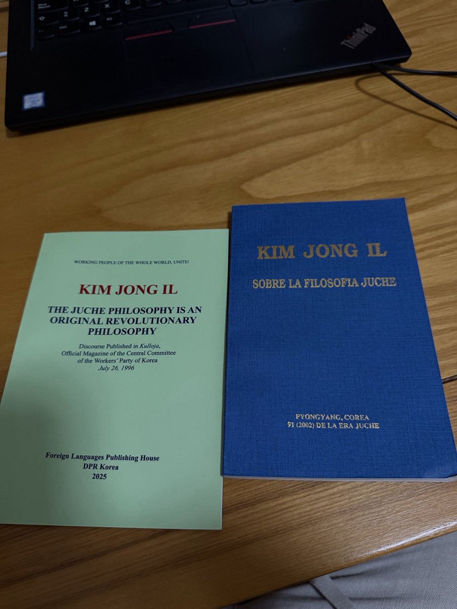 Jcapi_'s tweet photo. @DPRK_CAODEBENOS Me he comprado estos dos ejemplares en una tienda coreana en Beijing, que te parecen como introducción al Juche? https://t.co/SDdfJopmrH