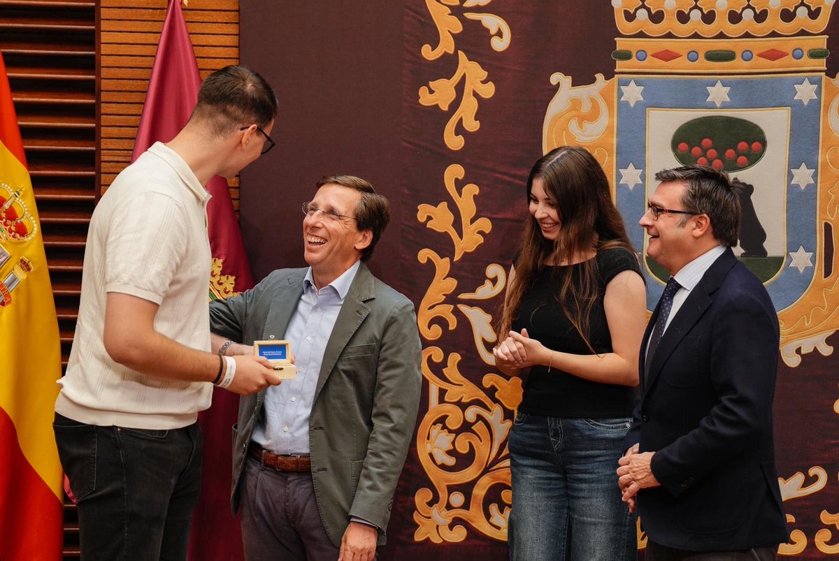 AlvaroGLopez's tweet photo. 🔑 5.000 viviendas de alquiler asequible de @emvsmadrid entregadas desde que @AlmeidaPP_ es alcalde de @MADRID
🏠 Hoy hemos celebrado este hito con la entrega de llaves de Cañaveral 8, en @jmdvicalvaro, junto a @InmaSanzO 
👨‍👩‍👧 96 nuevos hogares para jóvenes y familias con hijos https://t.co/RKd7FAdyuC