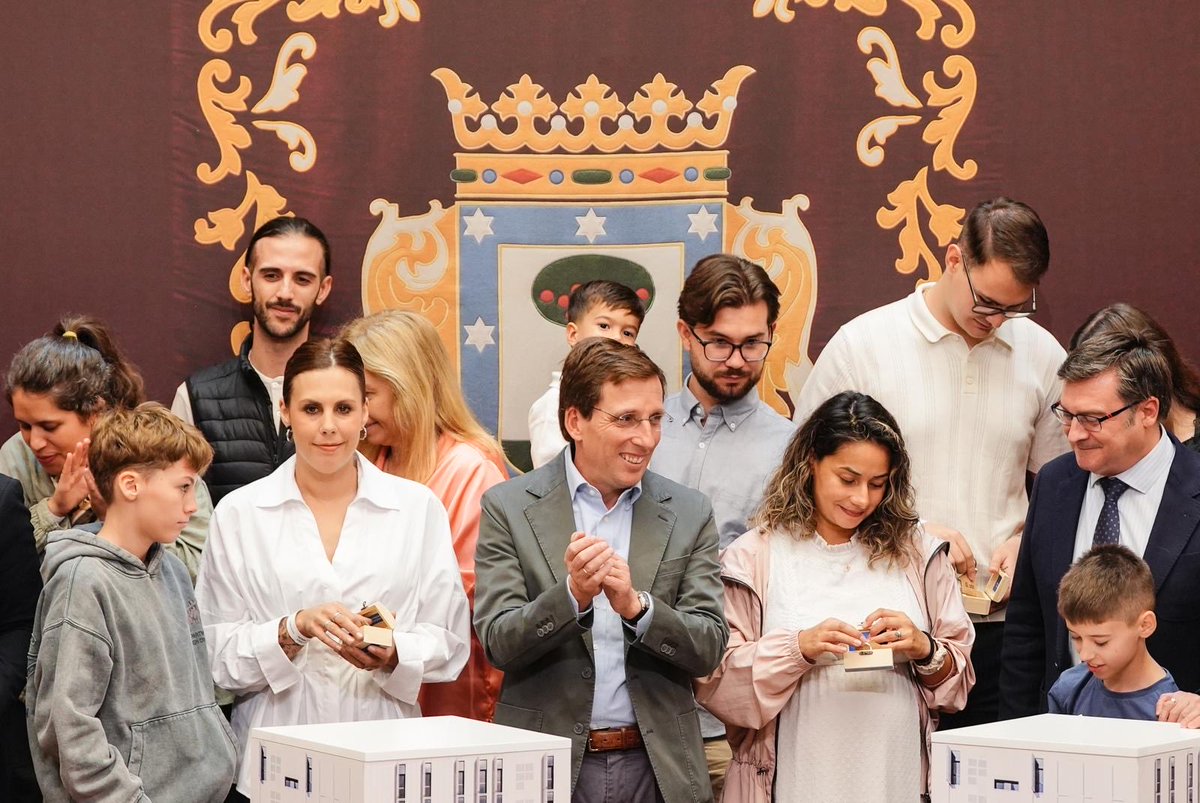 AlvaroGLopez's tweet photo. 🔑 5.000 viviendas de alquiler asequible de @emvsmadrid entregadas desde que @AlmeidaPP_ es alcalde de @MADRID
🏠 Hoy hemos celebrado este hito con la entrega de llaves de Cañaveral 8, en @jmdvicalvaro, junto a @InmaSanzO 
👨‍👩‍👧 96 nuevos hogares para jóvenes y familias con hijos https://t.co/RKd7FAdyuC