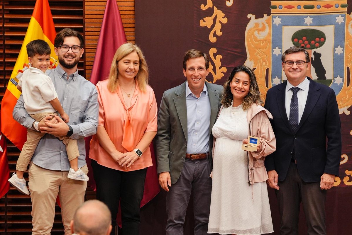 AlvaroGLopez's tweet photo. 🔑 5.000 viviendas de alquiler asequible de @emvsmadrid entregadas desde que @AlmeidaPP_ es alcalde de @MADRID
🏠 Hoy hemos celebrado este hito con la entrega de llaves de Cañaveral 8, en @jmdvicalvaro, junto a @InmaSanzO 
👨‍👩‍👧 96 nuevos hogares para jóvenes y familias con hijos https://t.co/RKd7FAdyuC
