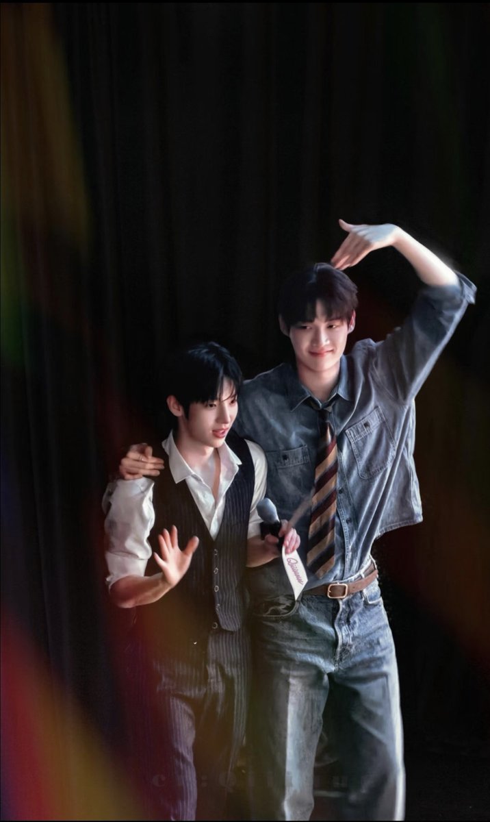 Lanyangyang_06's tweet photo. 윤식과 시우는 계속 함께야! 평생 약속한 거야~ 두 사람의 사업이 꽃피길 바라고~ 정상에서도 여전하길!
영원히 서로를 지켜줘! 치즈스틱은 언제나 너희를 사랑해
함께 파리에서 빛나자~

YOONSIK SIWOO Pour Toujours
#YOONSIK_SIWOO_PFWSS27 https://t.co/VYSqZIRiIE