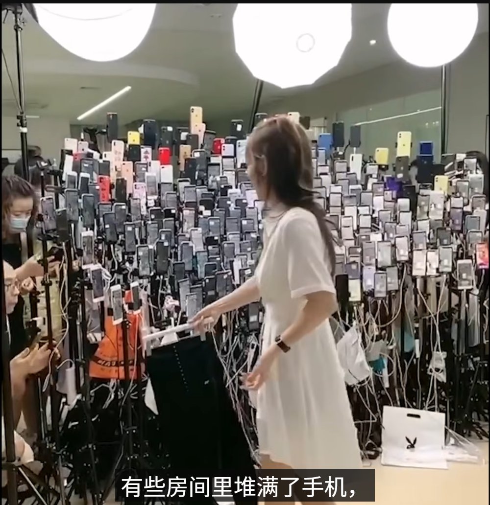 shang_flow's tweet photo. Crazy TikTok livestream in Shenzhen！！！
Hundreds of phones.
One live streamer. 

Welcome to the wild side of China’s livestream economy. 
Would you ever work in a room like this?
#livestream #tiktok #China https://t.co/1rZPGJgi5f