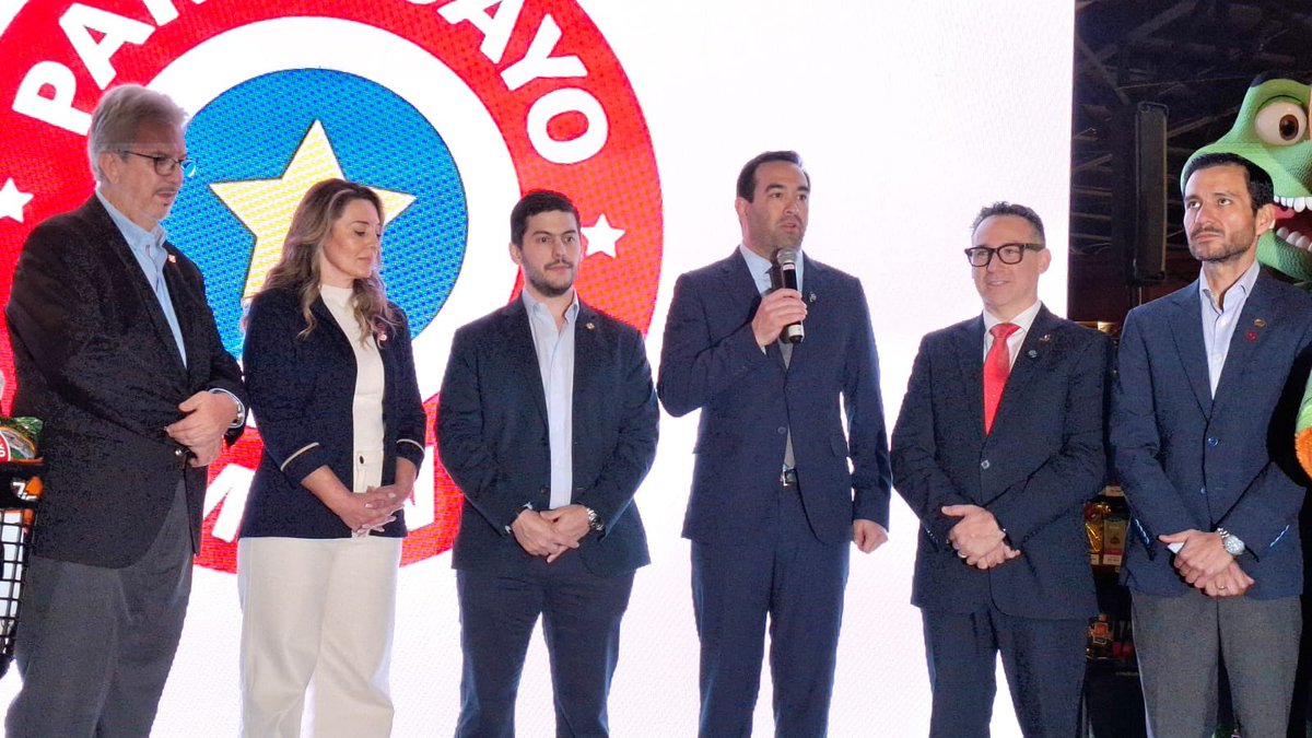 MIC_PY's tweet photo. #MIC | Los viceministros @tatosbo y @gustavogimenezf , participaron del lanzamiento de la Edición 2026 de la Campaña “Paraguayo como vos”, impulsada de forma conjunta por la Unión Industrial Paraguay (UIP) y la Cámara Paraguaya de Supermercados (Capasu). 

Las autoridades realziaron un recorrido por góndolas que exhiben productos de industria nacional en una edición que lleva como lema “Detrás de lo que elegís hay un Paraguay que avanza”.

#GobiernoDelParaguay