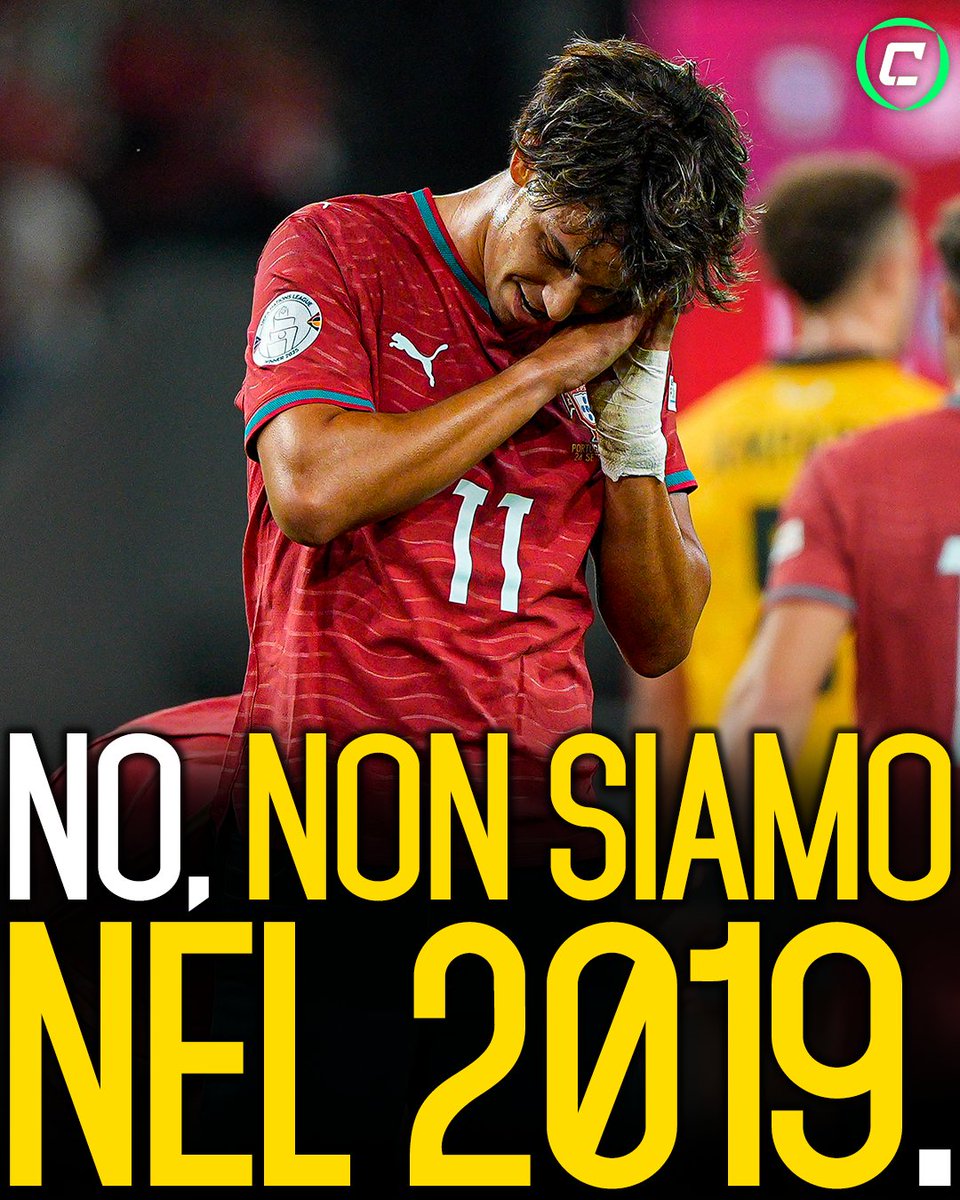CronacheTweet's tweet photo. NO, NON SIAMO NEL 2019. MA JOÃO FÉLIX HA SPOSTATO LE LANCETTE INDIETRO DI 7 ANNI.

Nonostante il caso Ronaldo, si è caricato il portogallo sulle spalle: 3 gol nelle prime 3 dell’era Jorge Jesus. E queste vibes ci stanno facendo tornare indietro al 2019.

Ricordate di quando l’Atlético ha speso 127 milioni per lui? Aveva 20 anni e, dopo un paio di stagioni da ‘golden boy’ al Benfica, era considerato il futuro del calcio globale. Griezmann si stava trasferendo al Barça e i Colchoneros hanno puntato tutto sul portoghese per sostituirlo.

Ma non ha mai rispettato le aspettative. Prestazioni sottotono, il peso delle critiche e un atteggiamento non sempre da professionista («Ha qualità incredibili. Ma se non lavori duro, sei inutile», dirà di lui il compagno Saúl) lo hanno trasformato in uno dei più grandi flop della storia.

Da lì cerca redenzione in giro per l'Europa. Nel 22/23 passa 6 mesi in prestito al Chelsea e nella stagione successiva, sempre a titolo temporaneo, si carica sulle spalle un Barça ancora lontano dalla forma attuale.

Non viene riscatto e allora torna prima al Chelsea, questa volta a titolo definitivo per circa 50 milioni di euro, e poi al Milan in prestito. Dopo un super esordio in Coppa Italia contro la Roma, lascia i rossoneri con soli 3 gol segnati e fuori da tutte le competizioni europee.

Sembrava finito. e invece è arrivato l’Al-Nassr di Cristiano Ronaldo. Certo, il livello del campionato è più basso, ma l’impatto di João Félix è stato fuori di testa.

26 gol e 19 assist nella sua prima stagione in Arabia. Merito anche di Jorge Jesus, che da allenatore dell’Al-Nassr gli ha trovato spazio in un attacco con CR7, Coman e Mané. E i risultati si sono visti: Saudi Pro League vinta da MVP.

E anche quest’anno è partito fortissimo: 4 gol e 3 assist con l’Al-Nassr, 3 gol in 3 partite con il Portogallo ‘dell’amico’ Jorge Jesus. João Félix sembra essere diventato quello che tutti pensavamo potesse essere, ma che ormai ci eravamo rassegnati a non vedere mai.

Può tornare nel calcio che conta? Lo stipendio arabo e le esperienze passate non aiutano a un ritorno del portoghese. Ma siamo sicuri che questa versione di João Félix non possa fare la differenza anche in Europa?

🖊️ a cura di @fonda_davide