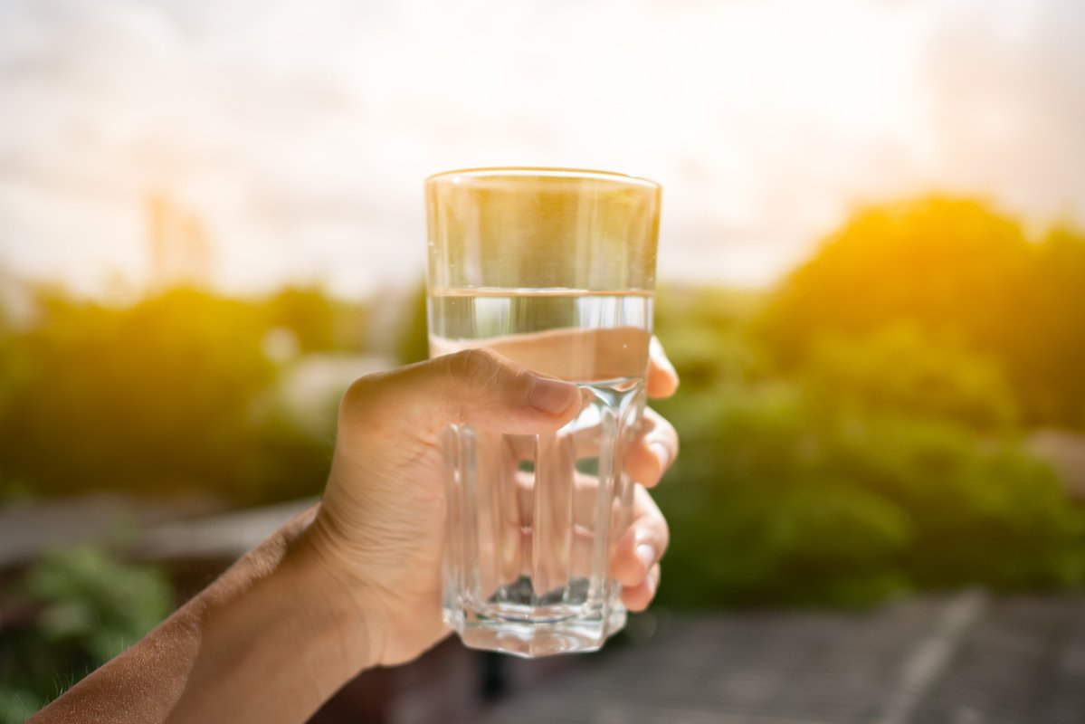 emelialeigoi's tweet photo. Mantén 30 minutos de caminata diaria, bebe 2 litros de agua y duerme 7 horas: pequeos hábitos que transforman tu salud. https://t.co/XqSZicCybm