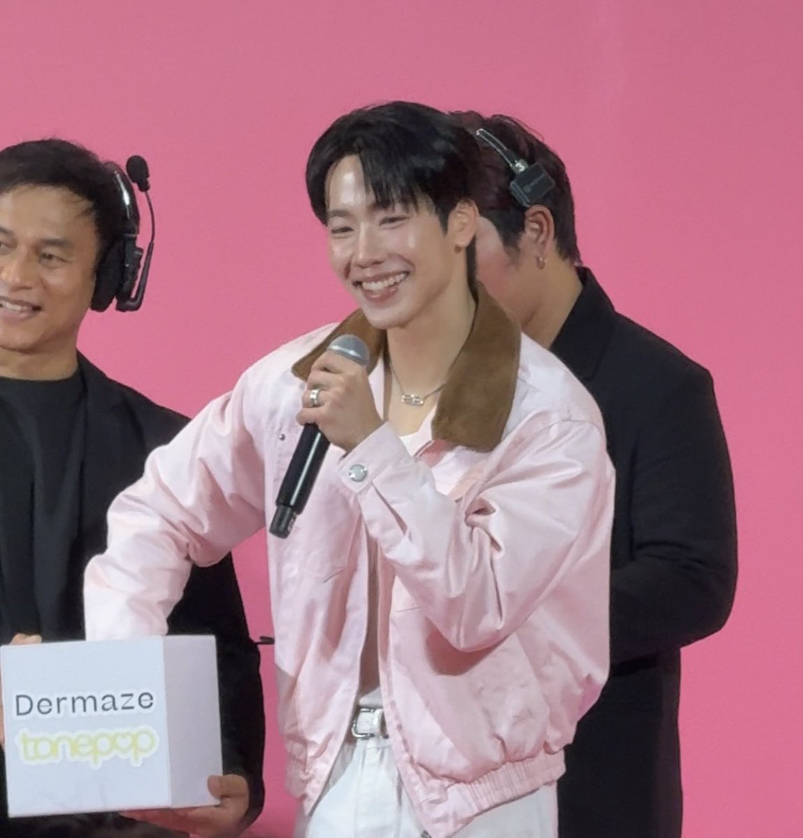 NUMINT091's tweet photo. ละ ยิ้มหวาน มากกก🥹🤍🫶🏻🤏🏻🎀

#DermazeTonepopxWar
TOPS X LOOK TH X WAR https://t.co/o5f8jH2zjl