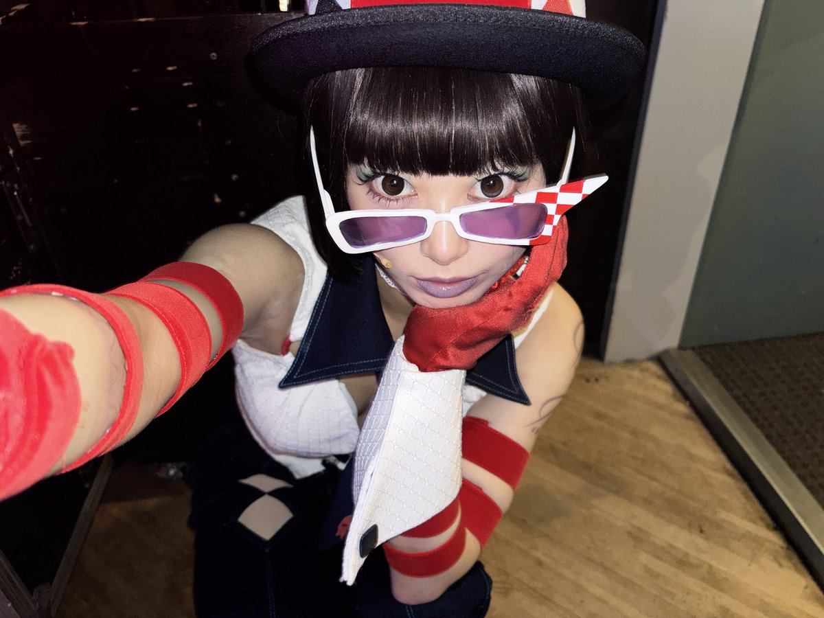 yumeN_kappa's tweet photo. #舞台タイバニ 
神戸公演の幕が開きました！！

やっぱ何度来てもAiiAは
お客様との距離が近くてドキドキ…🙈

あと2日で終わり…
シュテルンビルト市民の皆さま
最後まで一緒に楽しんでいきましょう🖤

まずは人質に…。
#タイバニ #tigerbunny . https://t.co/1MutQkNyDM
