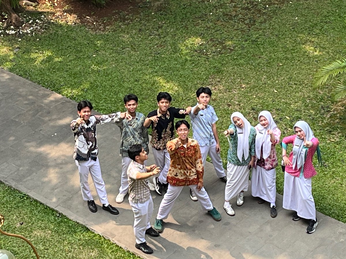 MARSYATHESURF's tweet photo. heY #HariBatik<3 [foto diambil dari lantai tiga gedung a] 2/10/26 #BFF https://t.co/WcfwAaiI9e