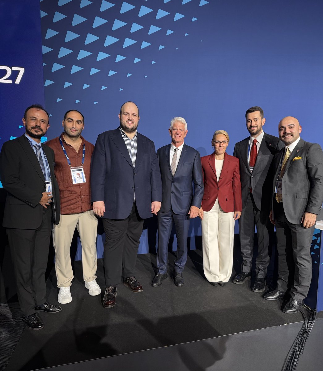 TBHForgtr's tweet photo. 🇹🇷 ULUSLARARASI ARENADAYIZ!

Türk buz hokeyi adına tarihi bir gurur yaşıyoruz!

Yönetim Kurulu Üyemiz Dr. Merve Tunalı, İspanya’nın Tenerife şehrinde gerçekleştirilen Uluslararası Buz Hokeyi Federasyonu (IIHF) seçimlerinde Yönetim Kurulu Üyeliğine seçildi.

Türkiye, tarihinde ilk kez IIHF Yönetim Kurulu’nda temsil edilme başarısı göstererek uluslararası buz hokeyi yönetiminde önemli bir adım attı.

Bu tarihi başarıdan dolayı Dr. Merve Tunalı’yı gönülden tebrik ediyor, Franz Reindl başkanlığındaki yeni IIHF yönetimine başarılar diliyoruz.

Türk buz hokeyinin uluslararası alandaki temsil gücünü artırmaya ve ülkemizi dünya sporunun karar mekanizmalarında daha güçlü şekilde temsil etmeye devam edeceğiz. 🇹🇷🏒🌍

Tebrikler Merve Tunalı 💪