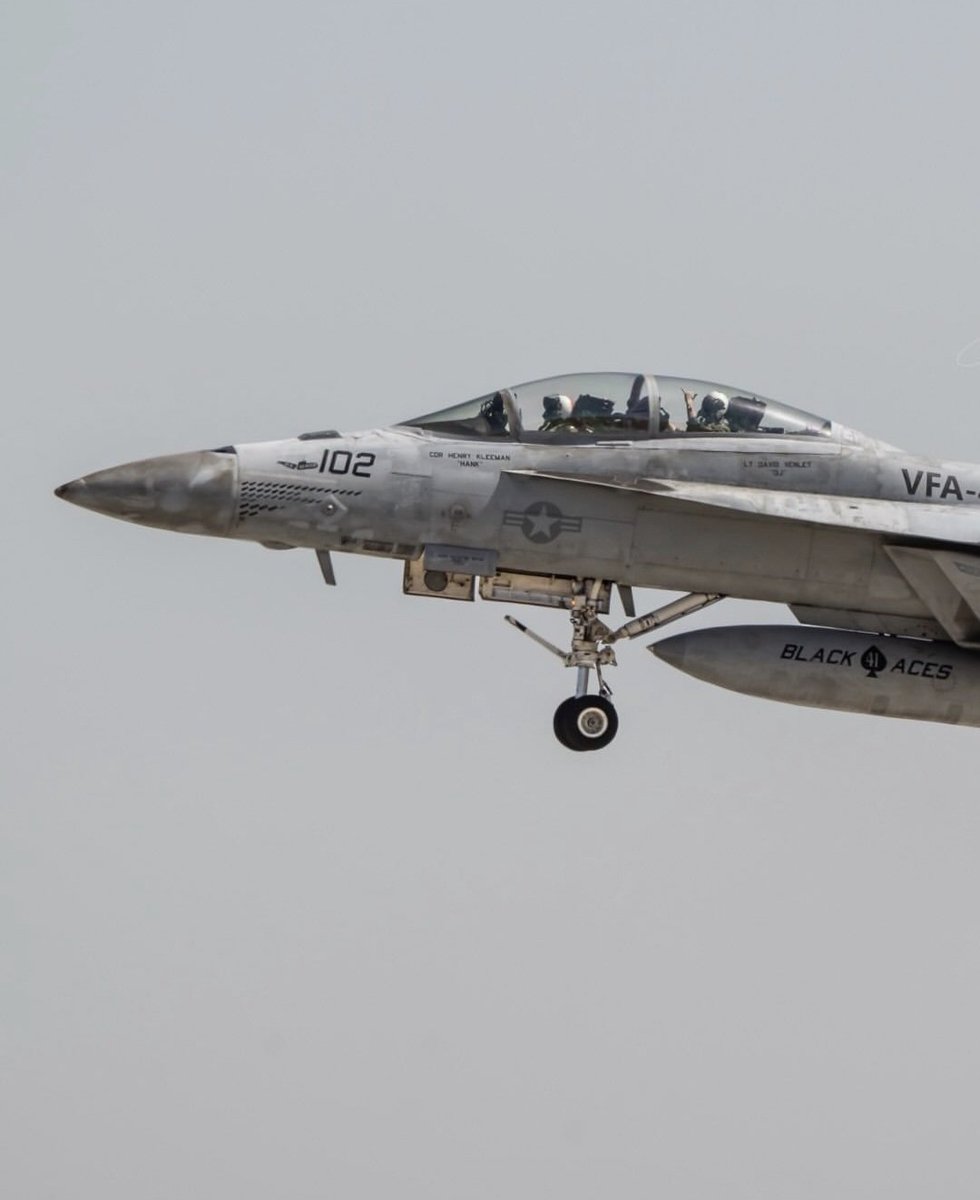 Zakhe93's tweet photo. تصویری از نوز آرت یک فروند F/A-18F سوپرهورنت از اسکادران VFA-41 مستقر بر ناوهواپیمابر آبراهم لینکلن با کیل مارک زیردریایی کلاس "کیلو" نیروی دریایی ایران. https://t.co/WyFFcVNDgI