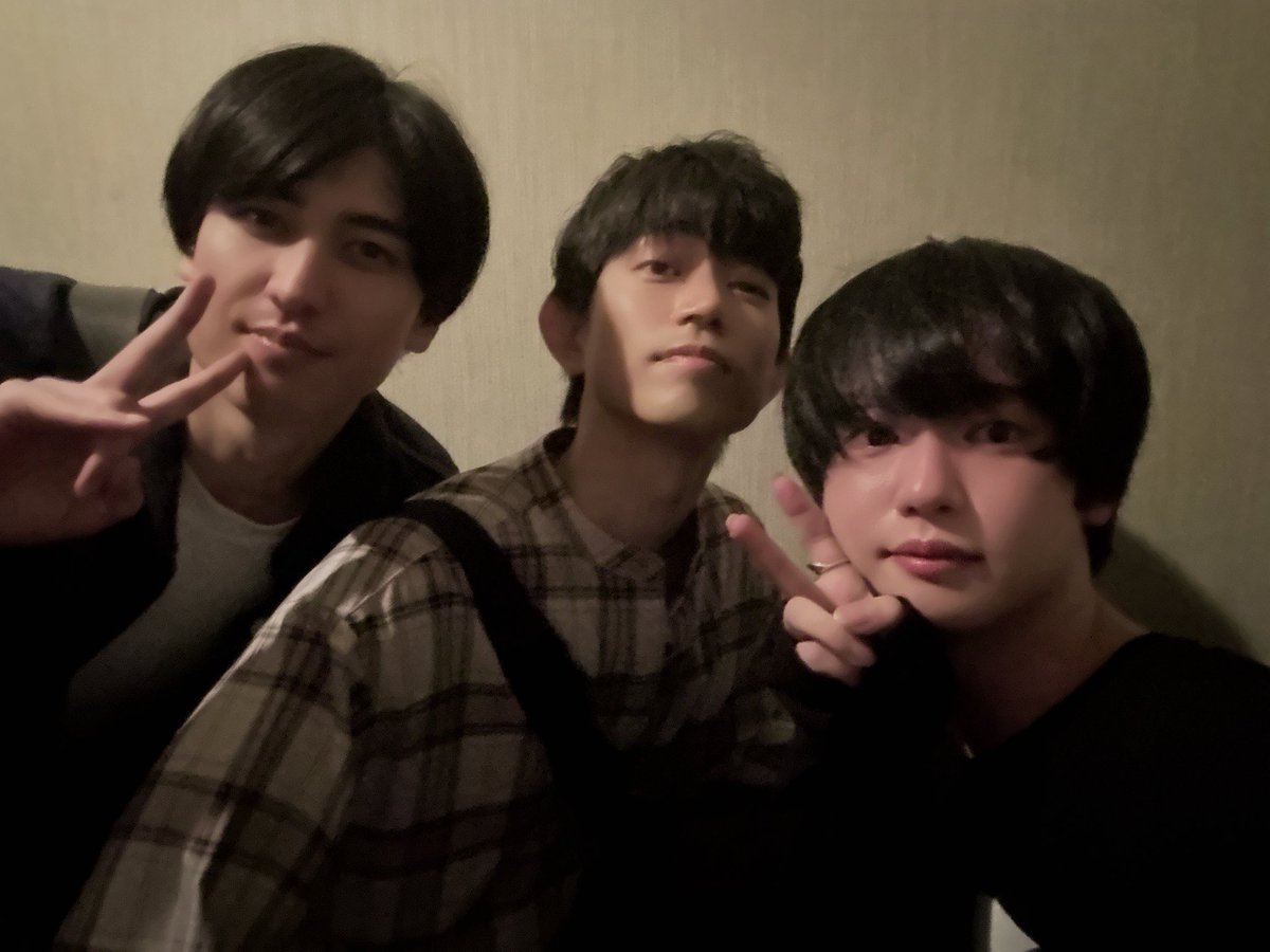 aaaaao_e's tweet photo. 持つべきものはどんなしんどい事があってもこの人達だけは側に居てくれるという一方的な信頼と、そう思わせてくれるこの人達で。

8年一緒に足先並べて活動出来ているのも、もう先輩後輩というよりは兄弟という認識で居られてるからなのかなぁって一番下っ端なりに思ったりしています。好きな部分は照れ隠ししつつ素直に認めて、直して欲しい所なんて寧ろなんのオブラートに包まずに伝え合って。今更嫌いになる要素が誰一人ないので、僕が嫌われる以外にはこの番組が終わる予定はないです。

ただ、メンバー4人、その他諸々の沢山のスタッフさん含めお仕事でやってる以上、公開収録イベントは絶対に成功に納めたいです。

身勝手なお願いですがぼくたちの未来は保護者会のみなさまに掛かっています。

いや言い過ぎてるな、ぼくたちも全力で頑張ります。笑顔で帰る保護者会の姿しか想像出来ていません。12日、是非イベントにあそびに来ていただけると幸いです、保護者会のみんなが主役でゲストになる事に間違いないでしょう。当日は楽しみましょう、何卒🙂‍↕️🙏🏻

https://t.co/uxX57hFIr0
