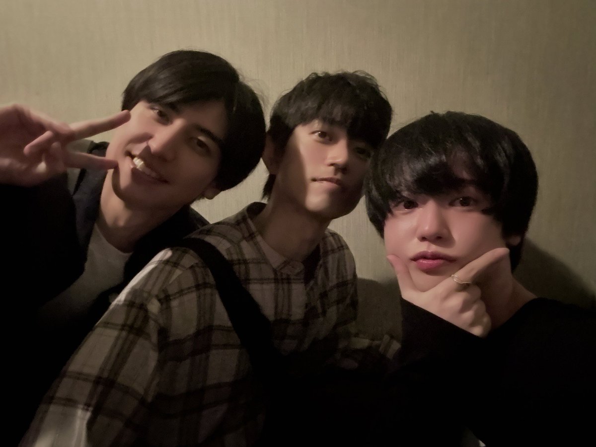 aaaaao_e's tweet photo. 持つべきものはどんなしんどい事があってもこの人達だけは側に居てくれるという一方的な信頼と、そう思わせてくれるこの人達で。

8年一緒に足先並べて活動出来ているのも、もう先輩後輩というよりは兄弟という認識で居られてるからなのかなぁって一番下っ端なりに思ったりしています。好きな部分は照れ隠ししつつ素直に認めて、直して欲しい所なんて寧ろなんのオブラートに包まずに伝え合って。今更嫌いになる要素が誰一人ないので、僕が嫌われる以外にはこの番組が終わる予定はないです。

ただ、メンバー4人、その他諸々の沢山のスタッフさん含めお仕事でやってる以上、公開収録イベントは絶対に成功に納めたいです。

身勝手なお願いですがぼくたちの未来は保護者会のみなさまに掛かっています。

いや言い過ぎてるな、ぼくたちも全力で頑張ります。笑顔で帰る保護者会の姿しか想像出来ていません。12日、是非イベントにあそびに来ていただけると幸いです、保護者会のみんなが主役でゲストになる事に間違いないでしょう。当日は楽しみましょう、何卒🙂‍↕️🙏🏻

https://t.co/uxX57hFIr0