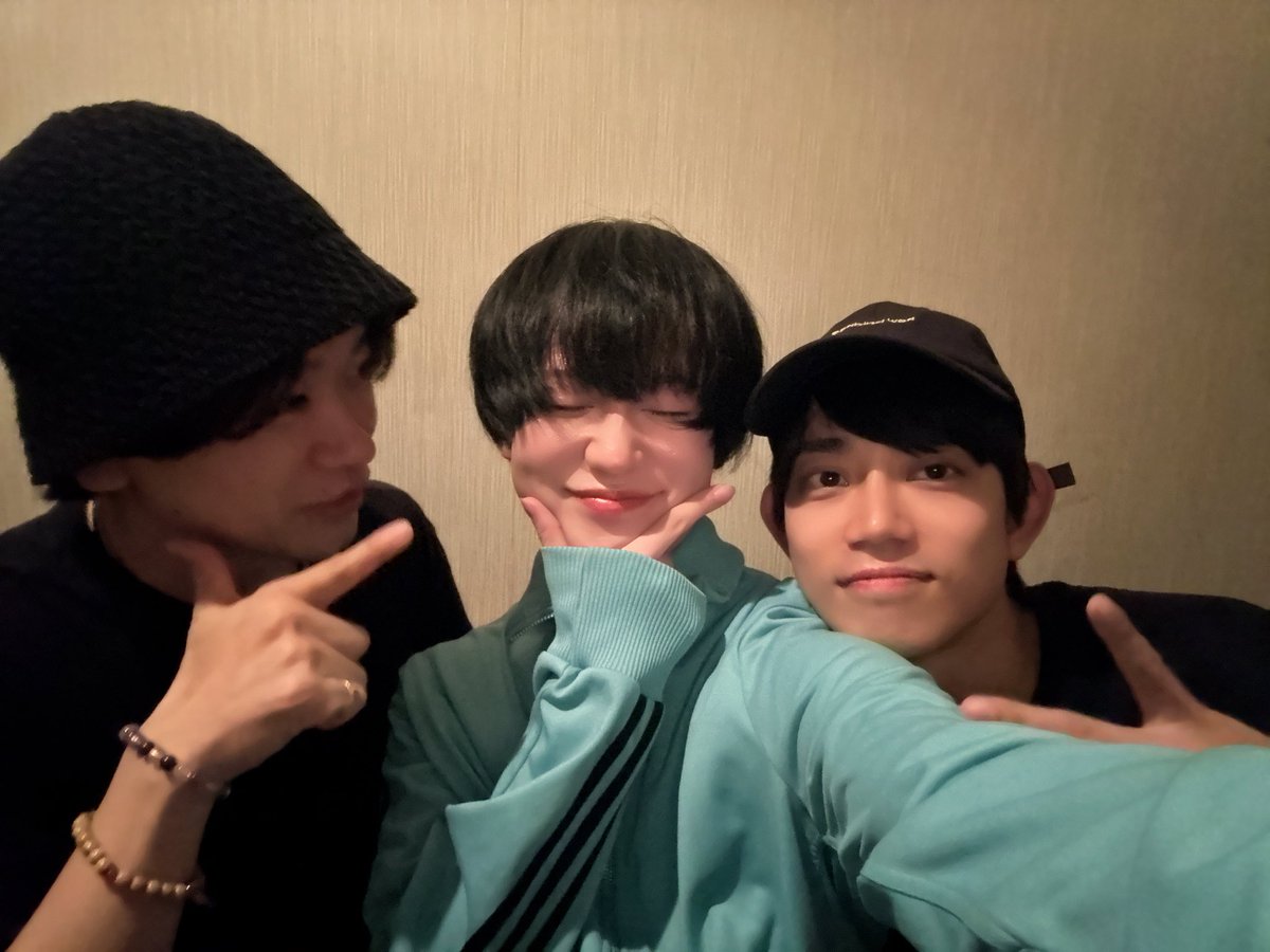 aaaaao_e's tweet photo. 持つべきものはどんなしんどい事があってもこの人達だけは側に居てくれるという一方的な信頼と、そう思わせてくれるこの人達で。

8年一緒に足先並べて活動出来ているのも、もう先輩後輩というよりは兄弟という認識で居られてるからなのかなぁって一番下っ端なりに思ったりしています。好きな部分は照れ隠ししつつ素直に認めて、直して欲しい所なんて寧ろなんのオブラートに包まずに伝え合って。今更嫌いになる要素が誰一人ないので、僕が嫌われる以外にはこの番組が終わる予定はないです。

ただ、メンバー4人、その他諸々の沢山のスタッフさん含めお仕事でやってる以上、公開収録イベントは絶対に成功に納めたいです。

身勝手なお願いですがぼくたちの未来は保護者会のみなさまに掛かっています。

いや言い過ぎてるな、ぼくたちも全力で頑張ります。笑顔で帰る保護者会の姿しか想像出来ていません。12日、是非イベントにあそびに来ていただけると幸いです、保護者会のみんなが主役でゲストになる事に間違いないでしょう。当日は楽しみましょう、何卒🙂‍↕️🙏🏻

https://t.co/uxX57hFIr0
