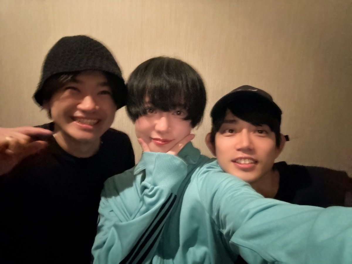 aaaaao_e's tweet photo. 持つべきものはどんなしんどい事があってもこの人達だけは側に居てくれるという一方的な信頼と、そう思わせてくれるこの人達で。

8年一緒に足先並べて活動出来ているのも、もう先輩後輩というよりは兄弟という認識で居られてるからなのかなぁって一番下っ端なりに思ったりしています。好きな部分は照れ隠ししつつ素直に認めて、直して欲しい所なんて寧ろなんのオブラートに包まずに伝え合って。今更嫌いになる要素が誰一人ないので、僕が嫌われる以外にはこの番組が終わる予定はないです。

ただ、メンバー4人、その他諸々の沢山のスタッフさん含めお仕事でやってる以上、公開収録イベントは絶対に成功に納めたいです。

身勝手なお願いですがぼくたちの未来は保護者会のみなさまに掛かっています。

いや言い過ぎてるな、ぼくたちも全力で頑張ります。笑顔で帰る保護者会の姿しか想像出来ていません。12日、是非イベントにあそびに来ていただけると幸いです、保護者会のみんなが主役でゲストになる事に間違いないでしょう。当日は楽しみましょう、何卒🙂‍↕️🙏🏻

https://t.co/uxX57hFIr0