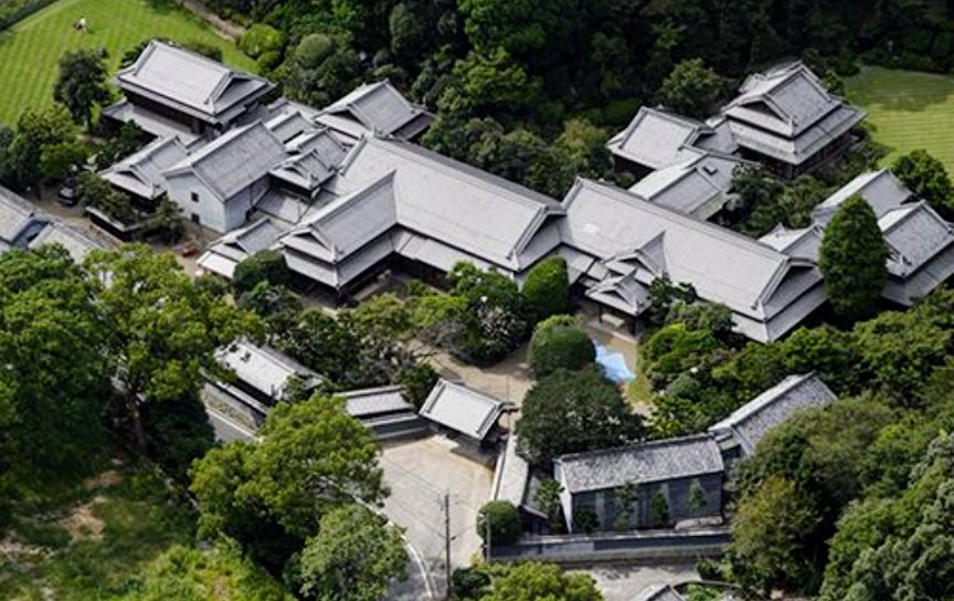 kumi11117777's tweet photo. これが麻生太郎の実家だ🏰
福岡県飯塚市
敷地は東京ドーム2個分以上
山林丸々1個分もある感じ
建物は725坪3階建ての洋館
建物の内部に100mを超える
廊下があるそうよ

高級住宅地で知られ
土地だけで約50億円🏰

資産隠し3箇所 報告無し
資産公開法違反した人の
実家です https://t.co/XcXfxSvH8i