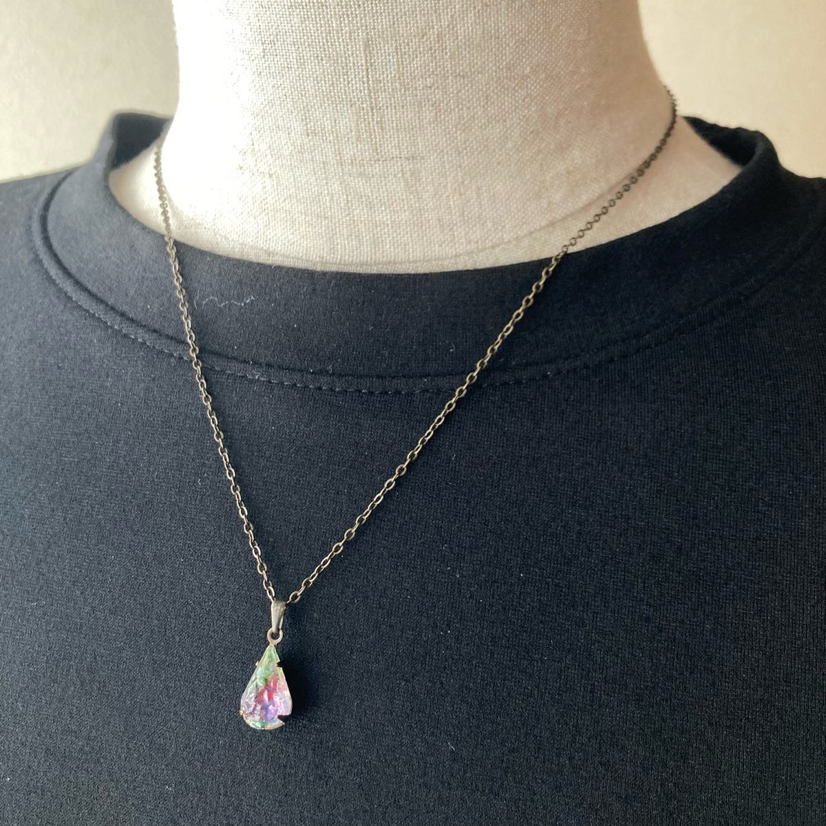 BeadsCitrus's tweet photo. iichiに出品しました。
アイリスガラスだけのシンプルなネックレスです。

【ドイツ／ヴィンテージガラス】アイリスガラスのネックレス（アンティークカラー金具） - シトラス https://t.co/fTDuikZpzL @iichi_Japanより

#iichi #ヴィンテージガラス #アイリス https://t.co/kqYjqGFeUV
