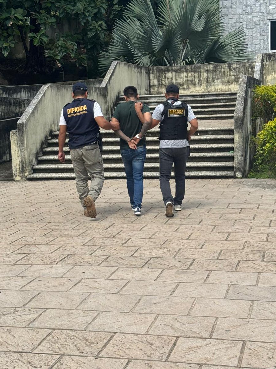 PNCdeGuatemala's tweet photo. Por si no lo vio:
En la frontera El Carmen, Malacatán, San Marcos, investigadores de la #DIPANDA reportaron la recepción de dos salvadoreños por parte de autoridades de México luego que los localizaran en su país fueron entregados a la PNC que a su vez los expulsa de Guatemala. https://t.co/bZCEd20222