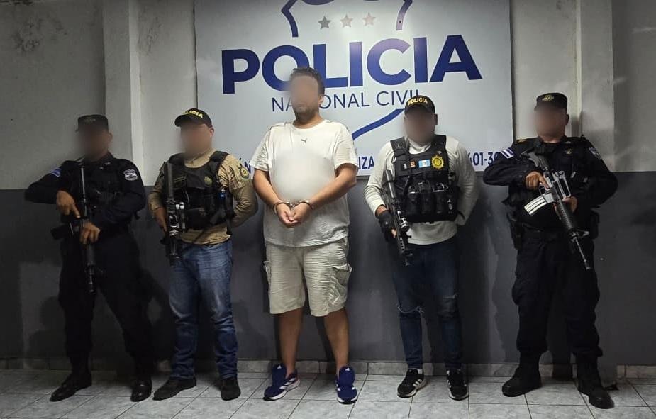 PNCdeGuatemala's tweet photo. Por si no lo vio:
En la frontera El Carmen, Malacatán, San Marcos, investigadores de la #DIPANDA reportaron la recepción de dos salvadoreños por parte de autoridades de México luego que los localizaran en su país fueron entregados a la PNC que a su vez los expulsa de Guatemala. https://t.co/bZCEd20222