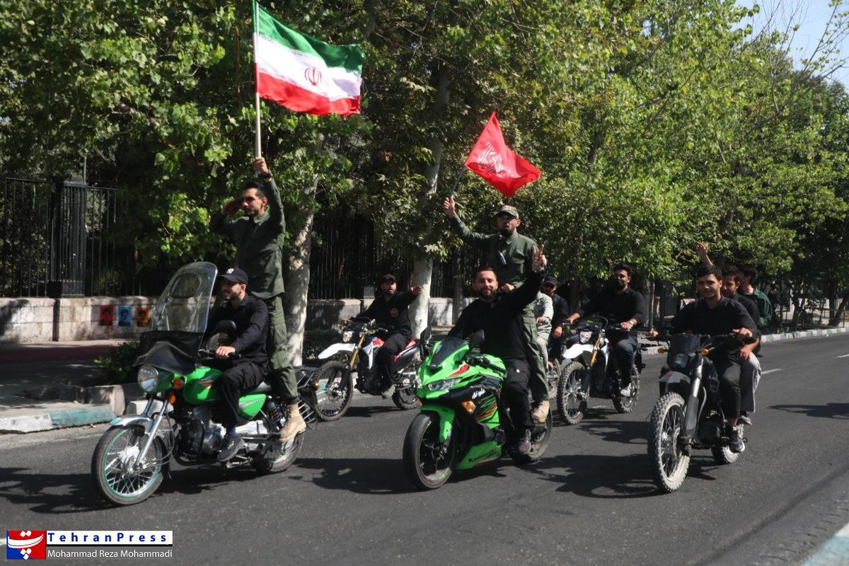 setayesh_312's tweet photo. 🔴"جانفدا" بودن، یک فرمان نظامی نیست، بلکه یک فرهنگِ زیستن است. در این رزمایش، تمام نسل‌ها در یک صف ایستاده‌اند: از کودکی که رویاهایش را با امنیت گره زده، تا بزرگانی که عمر خود را وقفِ این خاک کرده‌اند. اینجا، همه با هم، جان‌فدای یک هدف هستند.
#رزمایش_جانفدایان_البرزی

۱۴۰۵/۷/۱۰ https://t.co/bk8GFcmEZ3