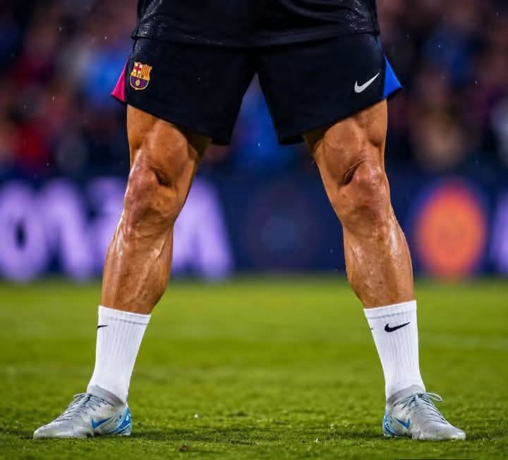 Mosharof221's tweet photo. 💙❤️ This FC Barcelona player is ... 🤔 https://t.co/hx4wQSyEap