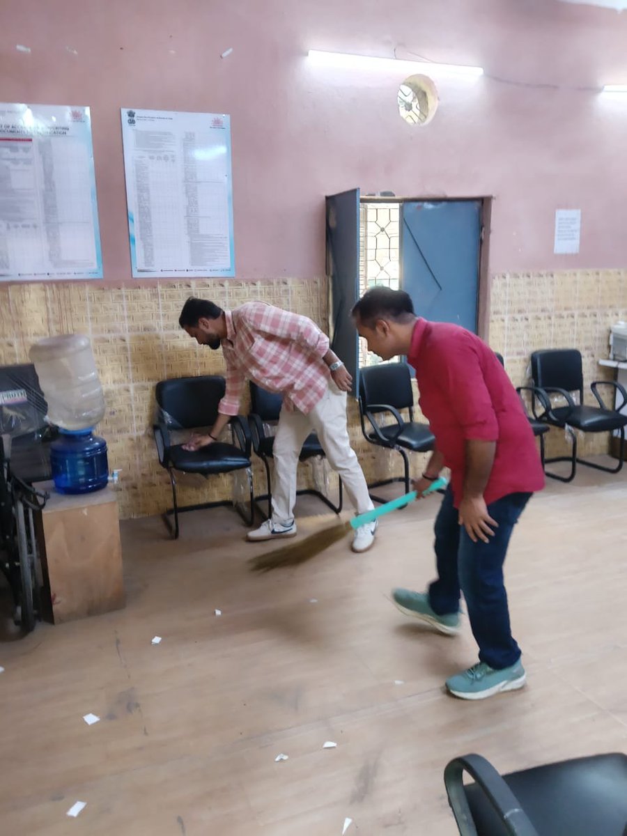shashi1gs's tweet photo. CSC Delhi #SwachhataPakhwada 2026 by cleaning the office premises and promoting a clean, healthy, and hygienic workplace.

Together, let’s contribute towards a Swachh Bharat.

#SwachhCSCSwachhBharat #SwachhataHiSeva2026 https://t.co/levtKgjsqt