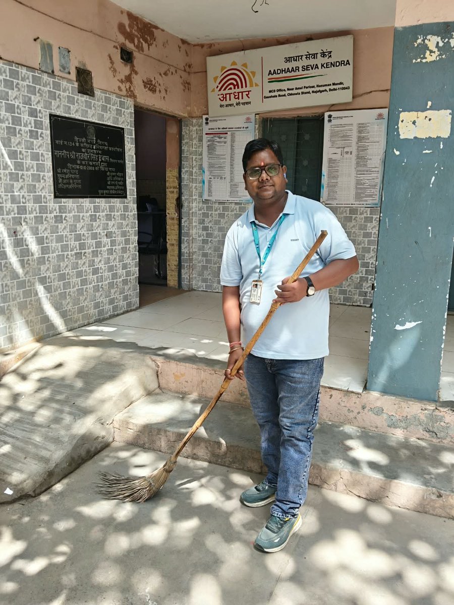 shashi1gs's tweet photo. CSC Delhi #SwachhataPakhwada 2026 by cleaning the office premises and promoting a clean, healthy, and hygienic workplace.

Together, let’s contribute towards a Swachh Bharat.

#SwachhCSCSwachhBharat #SwachhataHiSeva2026 https://t.co/levtKgjsqt
