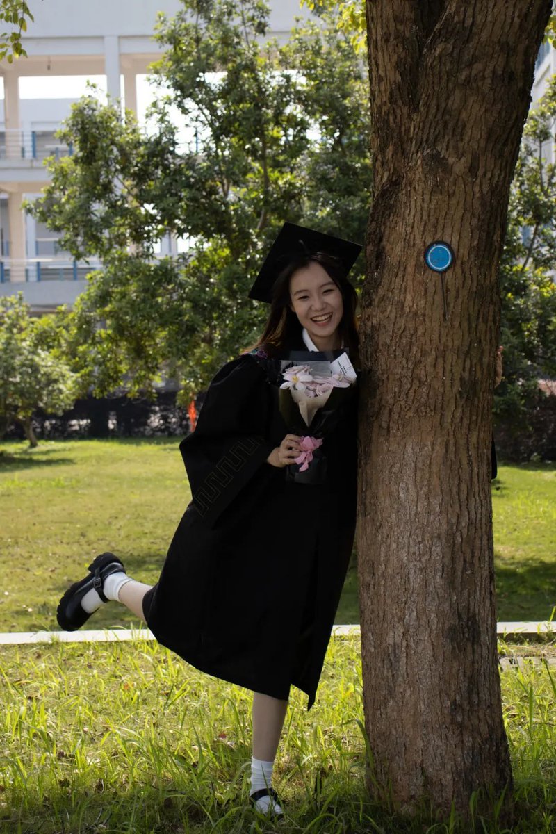AlonaGv93's tweet photo. último día en la universidad: risas, fotos y todo lo que llevamos en el corazón. El viaje acaba de empezar! https://t.co/sIRiUJEojS