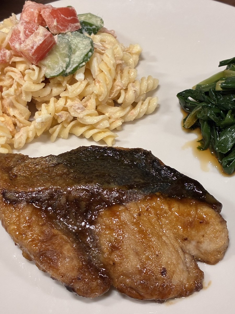 gotonyanko4's tweet photo. 晩ごはん✨

ぶりの照り焼き〜
マカロニサラダ〜
にらの煮浸し〜

#晩ごはん　#おうちごはん　#料理記録 https://t.co/jjgvr4Lfrk