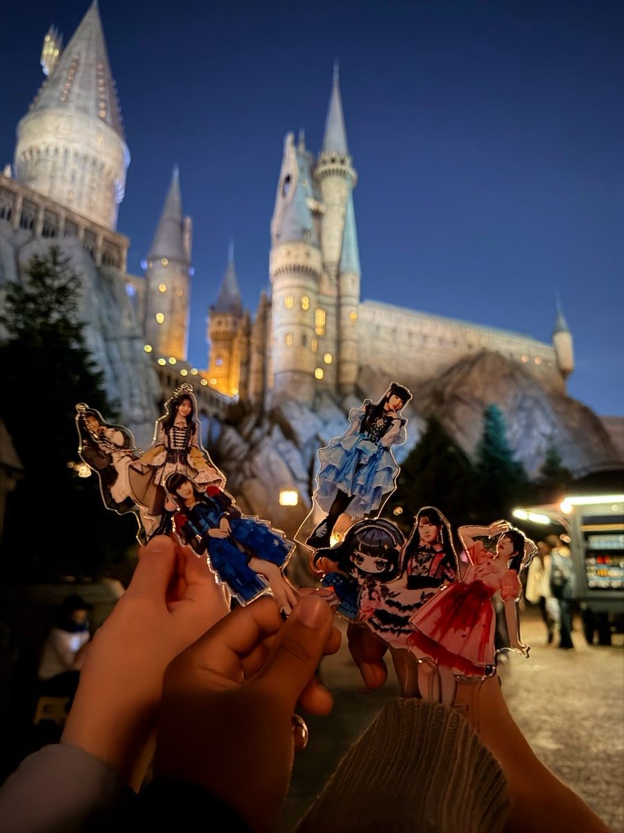 kinakomochiii_5's tweet photo. 昨日ハイネユニバ行ってきたよ！！！！
ホラーを堪能しました！！！！！！

そして私は間違えてイコラブさんのアクスタを持っていきました😇 https://t.co/8lHo7IEqby