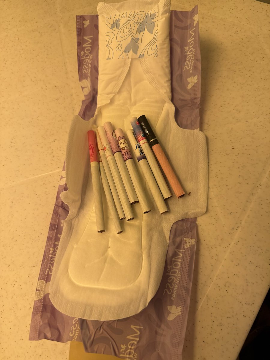 essecunt's tweet photo. discreet packaging daw 

me: ge

#yositwt https://t.co/JtyF43RGHT