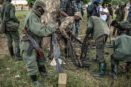 AnalysonK's tweet photo. 🚨🇨🇩 UVIRA–BUKAVU : 15 BARRIÈRES, 5 000 FC À CHAQUE PASSAGE ?
La société civile dénonce des points de contrôle attribués aux Wazalendo sur cet axe. Selon elle, au moins 15 barrières seraient installées, avec jusqu’à 5 000 FC exigés à chaque passage.
😡 Voyageurs et transporteurs s’inquiètent.
💬 Qui doit mettre fin à cette situation ?
#RDC #Uvira #Bukavu #Wazalendo #SudKivu