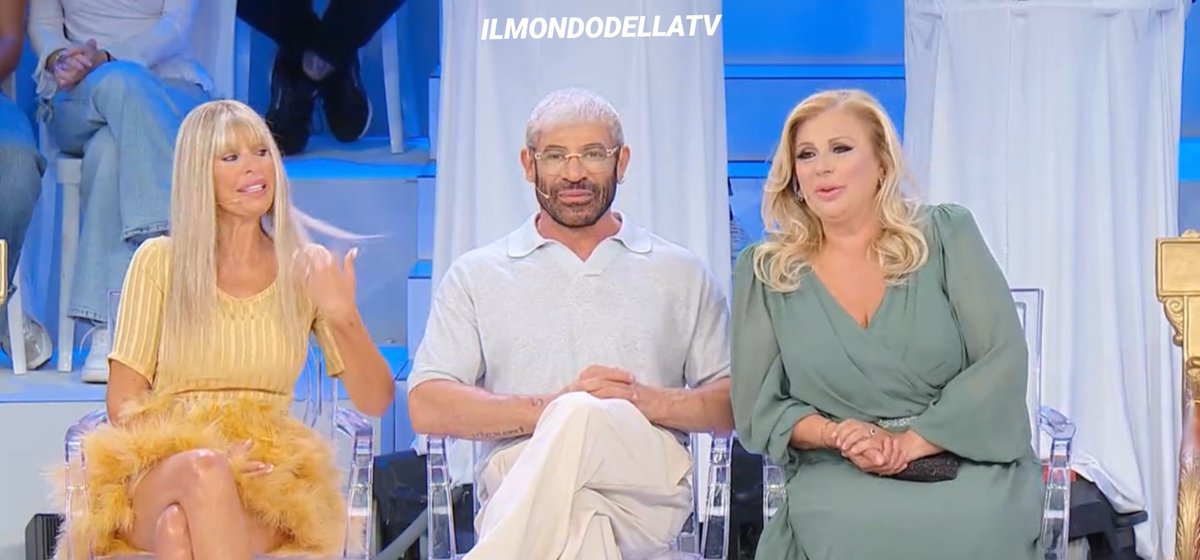 IlMondodellaTV's tweet photo. #Tina: "Si sembra una prugna...secca. La prugna fa pure bene..."
#Alessandra: "È antiossidante..."
#Tina: "...fa bene all'intestino" ✈️✈️🤣
#uominiedonne https://t.co/guVPqYQNjH