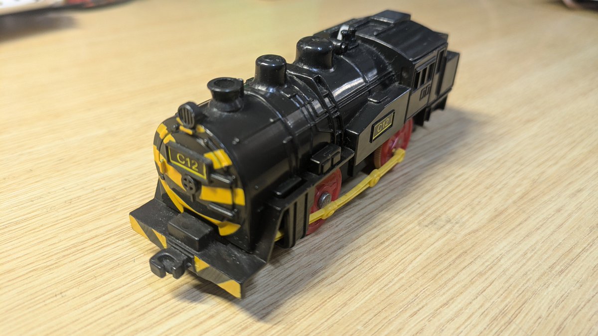 las_train's tweet photo. 【至高のゼブラ紀行】
第1回　ゼブラC12
前面に警戒塗装が塗られたこの機関車は、入換用機関車として活躍しました。プラレールでは、かなりゼブラが強調された姿で登場しています。
#Twitterプラレール部 https://t.co/JtrK9RqZCL