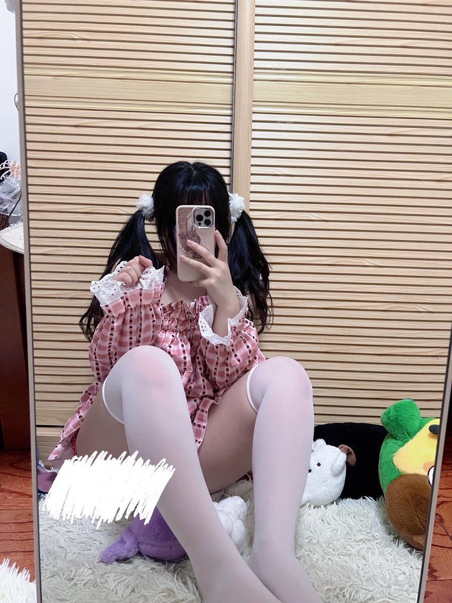 Hallicarter's tweet photo. 小狗 喜欢妈妈的脚吗 #玉足 #足控 #妈妈 https://t.co/04WceRAZ54
