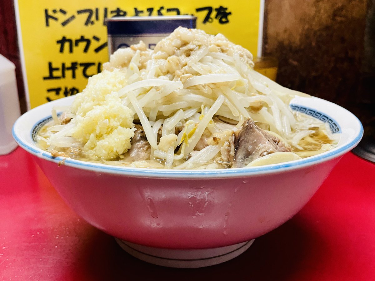 oishiidesyo's tweet photo. ラーメン二郎 目黒店
大W豚入り(ヤサイニンニクコラコラ)

その美味しさに、一日が報われていく。
一気に満たされた。
順番を譲ってくれた三人組にも感謝。 https://t.co/EsDZlTyowP